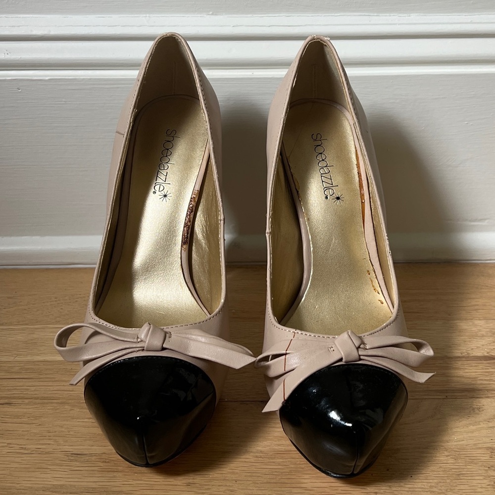 Shoe Dazzle Black and Cream Heels with Bow Detail